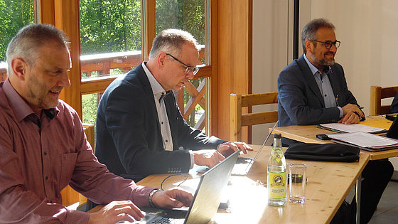 Die Schwarzenshofer Übertragungszentrale der Ostdeutschen Jährlichen Konferenz. Die Superintendenten Werner Philipp (links), Christhard Rüdiger und Bischof Harald Rückert (rechts)