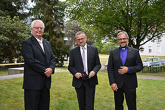 Der aus dem Amt scheidende Vorstandsvorsitzende des Diakoniewerks Martha-Maria, Andreas Cramer (links), und sein Nachfolger Dr. Hans-Martin Niethammer. Bischof Harald Rückert nahm die Entpflichtung und Diensteinführung vor.