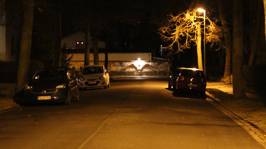 Am Ende der Straße wartet ein Engel. Die Lichtinstallation der evangelisch-methodistischen Erlöserkirche in Chemnitz soll die Botschaft der Hoffnung vermitteln.