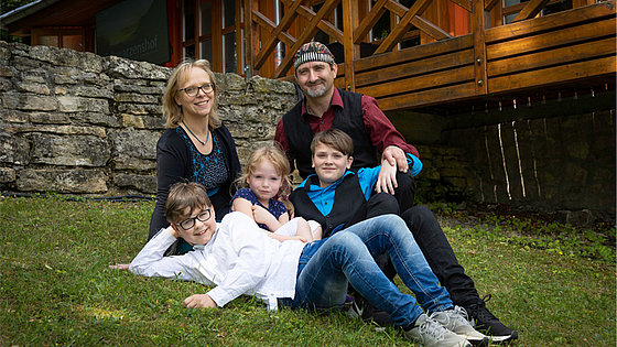 Annekathrin und Matthias Buchold mit ihren Kindern Albert, Vincent und Stella. Nach einer mehrmonatigen Vorbereitungszeit in England ist der Start zum Missionseinsatz in Südafrika für Anfang 2022 geplant