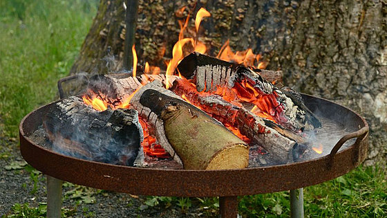 Die »Feuerschale« steht als Bild für einen Treffpunkt, an dem Menschen sich wärmen und ihren Gedanken freien Lauf lassen können.