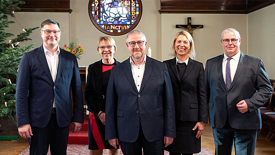 Pastor Frank Eibisch (Mitte) wurde im Rahmen einer Festveranstaltung von (v. l. n. r.) Dirk Herrmann und Cornelia Schricker, Constanze von Struensee und Christian Kreusel verabschiedet.