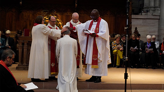 Stefan Zürcher (vorne) wird für sein neues Amt als Bischof der Evangelisch-methodistischen Kirche gesegnet. Mitwirkende (von links): Bischöfin Rosemarie Wenner sowie die Bischöfe David Bard, Dr. Patrick Streiff und Mande Muyombo.