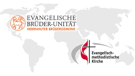 Die Logos der beiden Kirchen. Die Evangelische Brüder-Unität mit dem Gotteslamm, das seit ältester Zeit im Christentum für Jesus Christus steht. Das Logo der Evangelisch-methodistischen Kirche ist stark von den beiden roten Flammen geprägt.