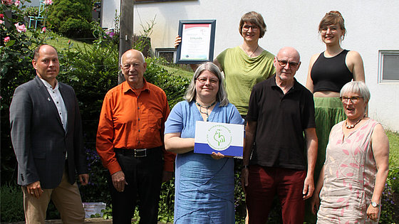 Mit Urkunde und Schild für umweltgerechtes Handeln ausgezeichnet: die EmK-Gemeinde Leingarten. 