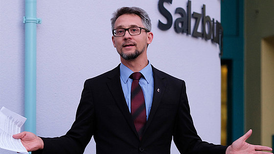 Stefan Schröckenfuchs, Superintendent der Evangelisch-methodistischen Kirche für Österreich, eröffnet während der Jährlichen Konferenz die in einem Diakoniezentrum gelegenen neuen Gemeinderäume der Salzburger EmK-Gemeinde.