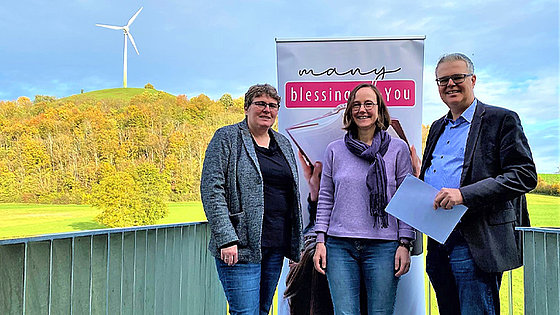 Blessings 4 you übernimmt zum 1. April 2023 den Buchhandlungsbereich des Evangelischen Jugendwerks in Württemberg. Im Bild (von links) Martina Mühleisen (EJW-Service GmbH), Angela May und Tobias Blessing (Blessings 4 you GmbH).