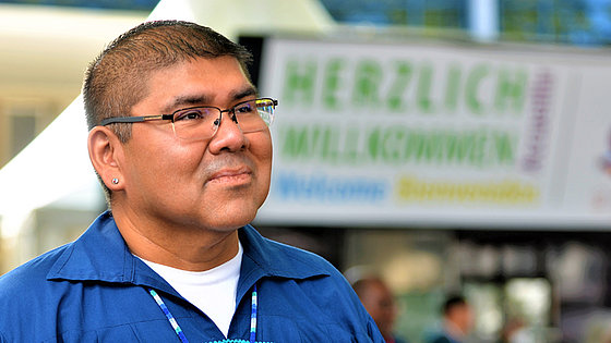 Einer von 0,004 Prozent derer die von der nordamerikanischen Urbevölkerung »überlebt« haben: Glen »Chebon« Kernell, Angehöriger des Clans der Muskogee Cree in der Volksgruppe der nordamerikanischen Seminolen.