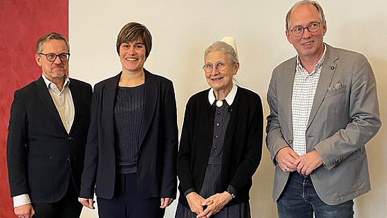 Gruppenbild nach der Wahl – von links: im dunklen Anzug Direktor Dr. Hans-Martin Niethammer, im dunkelblauen Kostüm Pastorin Denise Courbain, in Diakonissentracht Oberin Schwester Roswitha Müller, in legerem Anzug Pastor Gottfried Liese.