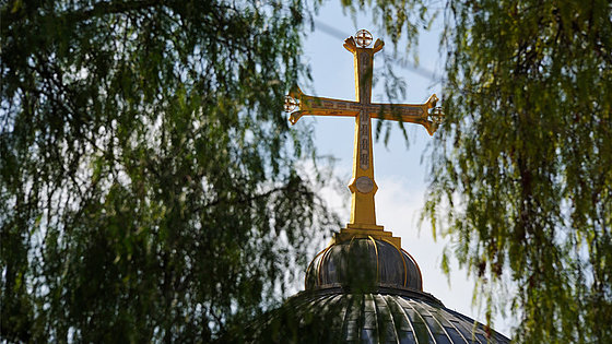 Das Kreuz auf einem Gebäude signalisiert den Versammlungsort von Christen. Hier das Kuppelkreuz der Grabeskirche in Jerusalem. Aber die Christenheit im Nahen Osten, besonders in Nordsyrien und im Nordirak, ist unter Druck. 