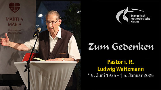 Links: Ein hagerer älterer Mann mit Brille, die Zuhörerschaft fest im Blick, spricht vor einem Banner in ein Mikrofon. Rechts ein Text: Zum Gedenken Pastor im Ruhestand Ludwig Waitzmann: geboren 5. Juni 1935, gestorben 5. Januar 2025.