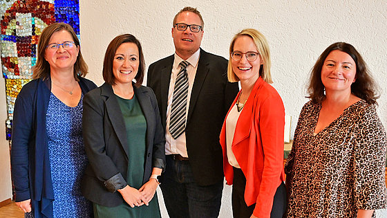 Das Team der Hörfunkagentur »Radio m« (von links): Krisztina Willy (Verwaltung), Damaris Binder (Redakteurin), Pastor Dominic Kirchner-Schmidt (Leitung), Kerstin Mühlmann (Redakteurin), Anja Kieser (Redaktionsleiterin).