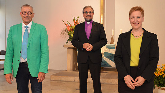 Dorothea Lorenz ist die neue Superintendentin der Evangelisch-methodistischen Kirche für den Distrikt Stuttgart. Links ihr Vorgänger Siegfried Reissing, in der Mitte Bischof Harald Rückert, der den Amtswechsel vornahm.
