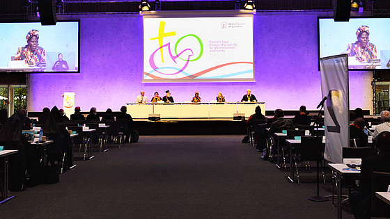 Das Plenum der 11. Vollversammlung des Ökumenischen Rates der Kirchen (ÖRK) in Karlsruhe. Die Vorsitzende Dr. Agnes Aboum eröffnet die Tagung.