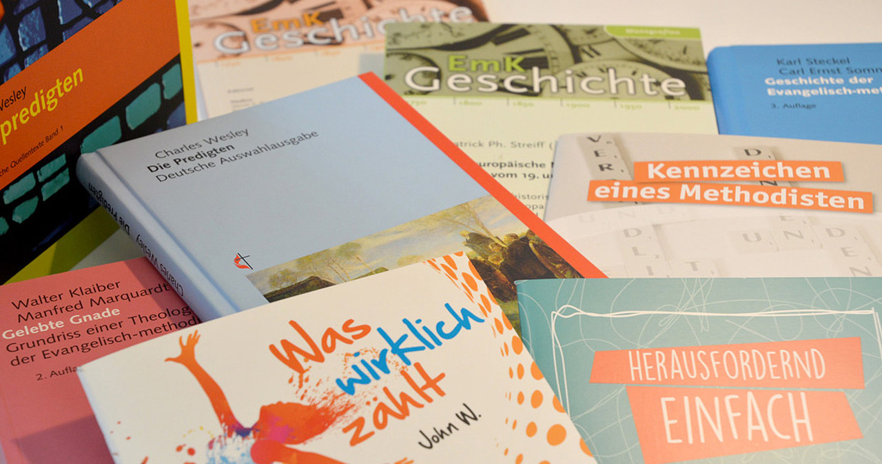 Symbolbild. Auf einem hellen Untergrund sind verschiedene Publikationen in Heft- und Buchform ausgebreitet.
