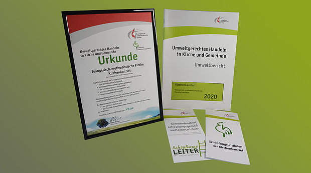 Symbolbild: Abgebildet sind eine Urkunde, das Cover eines Umweltberichtes und ein Informationsflyer.