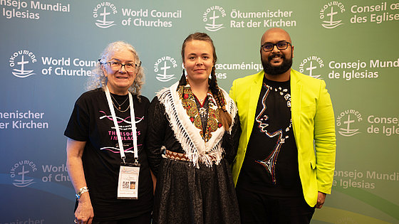 Bei der Pressekonferenz gaben (von links) Joy Kennedy, Julia Rensberg und Bjorn Warde Einblick in die Bedeutung indigener Sichtweisen für den Umgang mit dem Klimawandel.