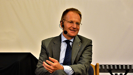 Seltenes Ereignis in der Karlsruher EmK: Der Generalbundesanwalt Peter Frank ist zu Gast und erklärt die Bedeutung demokratischer Rechtsprechung für das Grundvertrauen der Bevölkerung ins Funktionieren des Staates.