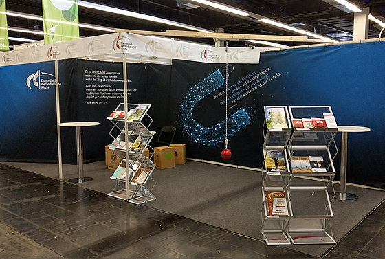 Von Donnerstag bis Samstag wird die rote Kugel als Mittelpunkt am Stand der EmK beim Kirchentag die Menschen in Bewegung bringen.