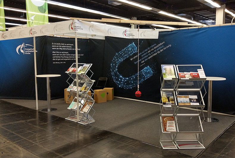 Von Donnerstag bis Samstag wird die rote Kugel als Mittelpunkt am Stand der EmK beim Kirchentag die Menschen in Bewegung bringen.