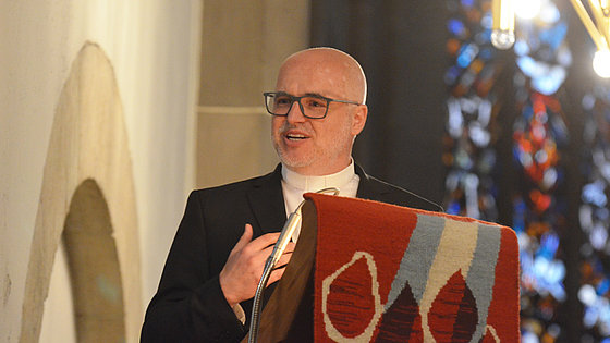 »Sich gegenseitig verleumden, sich gegenseitig den Glauben absprechen, das sollten wir uns abgewöhnen.« – Stefan Reinhardt, Pastor der EmK in Schorndorf, in seiner Predigt zur Eröffnung der Süddeutschen Jährlichen Konferenz.