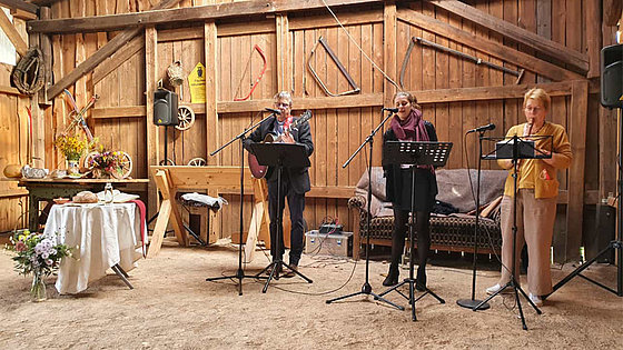 Gut durchlüftet und mit schwungvoller Musik verfing sich auch der Geist der Hoffnung in der großen Scheune. 