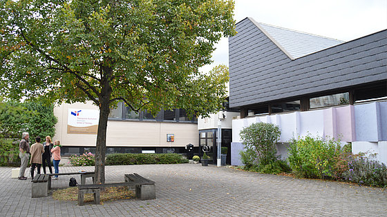 Die Theologische Hochschule Reutlingen beherbergt auf ihrem Campus aus der Ukraine geflüchtete Menschen. Im Bild der Eingang zum Lehrgebäude der Hochschule. 