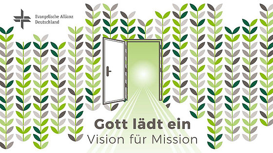 Das in Grüntönen gestaltete Titelbild zeigt das Motiv der Allianzgebetswoche 2024. Unter einer mittig angeordneten, weit geöffneten Tür steht das Motto »Gott lädt ein«, sowie der englische Untertitel, der auf Deutsch »Vision für Mission« lautet. 