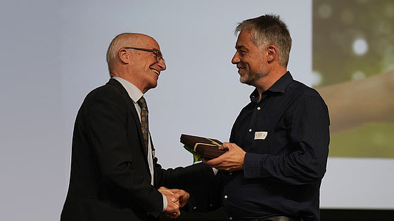 Bei der Jährlichen Konferenz Schweiz-Frankreich-Nordafrika übergibt Bischof Dr. Patrick Streiff die Amtsgeschäfte an seinen Nachfolger Stefan Zürcher.