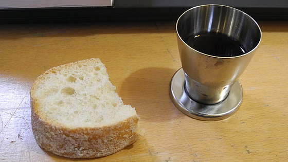 Brot und Wein stärken für die Tagung der Norddeutschen Jährlichen Konferenz. 
