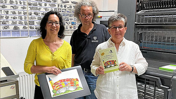 Johanna Ringeis (rechts) mit ihrem jüngst erschienen Kinderbuch »Die Abenteuer der kleinen Menschenkinder in Erfurt«. Die Illustratorin Silke Möller präsentiert das Titelmotiv des Buches: die Erfurter Krämerbrücke.