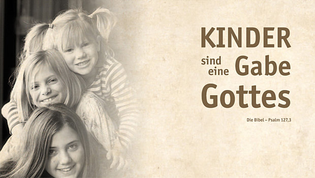 Symbolbild. Drei Mädchen, die hintereinander stehen und der vorderen über die Schulter blicken sind links zu sehen. Rechts im Bild wird der Text angezeigt: „Kinder sind eine Gabe Gottes”.