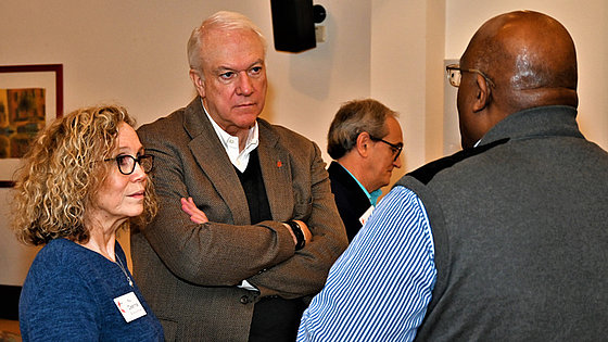 Ständig im Gespräch beim »Ständigen Ausschuss für Belange der Zentralkonferenzen«. Im Bild: Bischof Thomas Bickerton (Mitte) hört Bischof Gregory Palmer zu. Links die Protokollführerin, Pastorin Deanna Stickley-Miner.