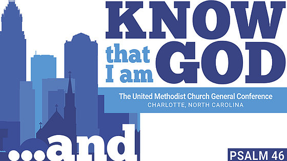 In Blautönen und in Weiß ist das Logo der Generalkonferenz gestaltet. Unter einer stilisierten Skyline steht das Bibelwort aus Psalm 46, Vers 11: »… and KNOW that I am God« - deutsch: »… und ERKENNT, dass ich GOTT bin«.