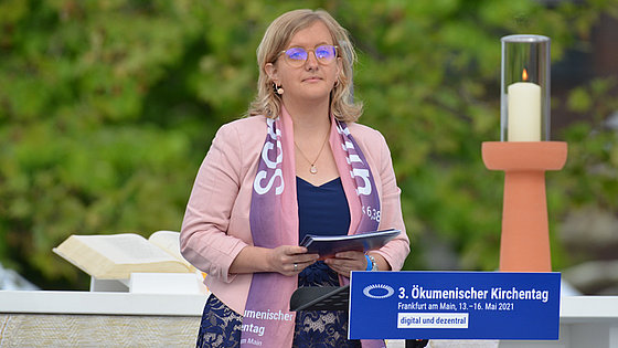 Mareike Bloedt, Pastorin der Evangelisch-methodistischen Kirche, im Abschlussgottesdienst des dritten Ökumenischen Kirchentags in Frankfurt am Main.