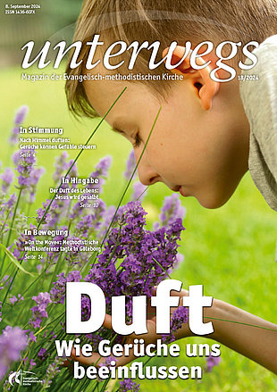 Cover der aktuellen Ausgabe von „unterwegs”. Ein Junge riecht auf einer Wiese an einer Lavendelpflanze.