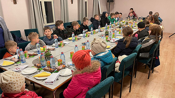 Waisenkinder aus Kiew nach ihrer glücklichen Ankunft im rumänischen Sibiu. Ein Bild, dem man die Dramatik nicht ansieht, denn fast wären die Kinder entführt worden.