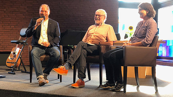 Die baptistische »Gemeinde am Döhrener Turm« in Hannover macht bei der »Schöpfungs-Leiter« mit. Frank Hellberg (Mitte) interviewt im Auftaktgottesdienst die Prozessbegleiterin Ortrun Onnen und den Umweltberater Stefan Weiland.