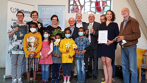 Glückliche Gesichter bei der Preisverleihung des Plansecur-Förderpreises an das im Hamburger Stadtteil Wilhelmsburg gelegene Kinder- und Jugendzentrum »InselArche«.