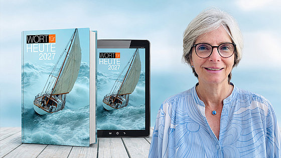 Fotomontage vor hellblauem Hintergrund: Rechts lächelt Pastorin Ute Armbruster-Stephan mit kurzem grauem Haar, Brille und hellblauer Bluse. Links stehen Buch und Tablet mit dem Cover von »Wort für heute 2027«: ein Segelboot in hohen Wellen.