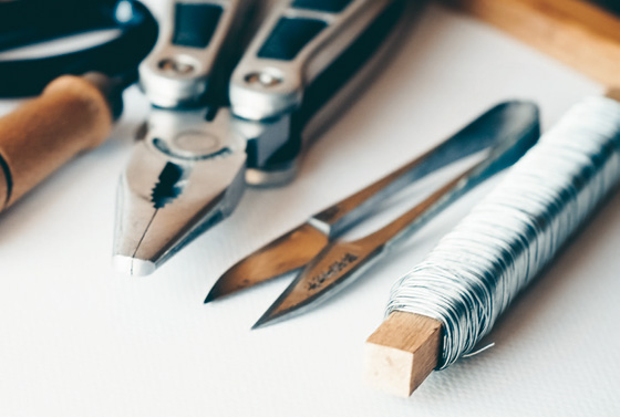 Das Werkzeug liegt bereit. Es wartet Arbeit. Oder muss die Arbeit warten?