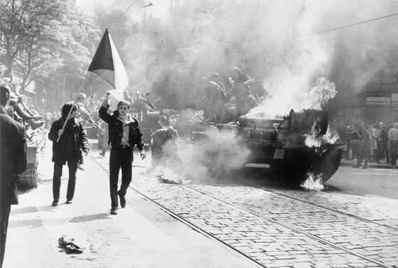 Der »Prager Frühling« wird mit Gewalt niedergeschlagen.