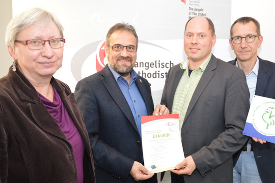 Eine Urkunde und der »Grüne Gockel« dokumentieren vorbildliches Umweltmanagement. Stefan Weiland (2. v. re.) überreicht Bischof Harald Rückert die Urkunde.