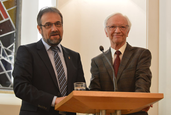 Bischof Harald Rückert (links) bedankt sich bei Pastor Karl Heinz Voigt für dessen Vortrag zum 50. Jahrestag der Vereinigung der Evangelisch-methodistischen Kirche.