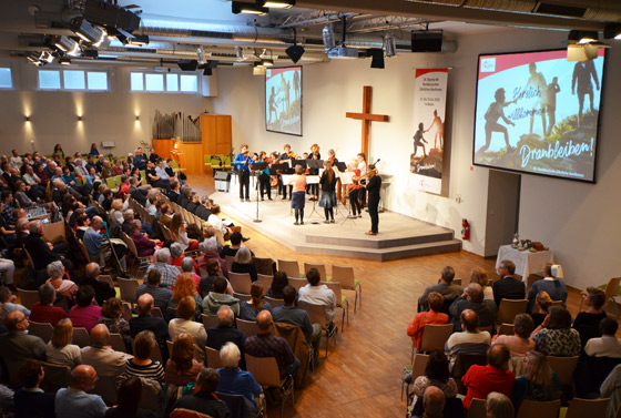 Mit Klassik, Lobpreis und einer Predigt übers Dranbleiben und Loslassen beginnt die Norddeutsche Jährliche Konferenz der EmK ihre Tagung in Berlin-Lankwitz.