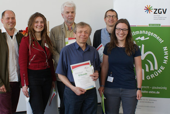Stefan Weiland (links), Leiter der Kontaktstelle für kirchliches Umweltmanagement in der Süddeutschen Konferenz, mit den Kirchlichen Umweltauditoren der EmK.