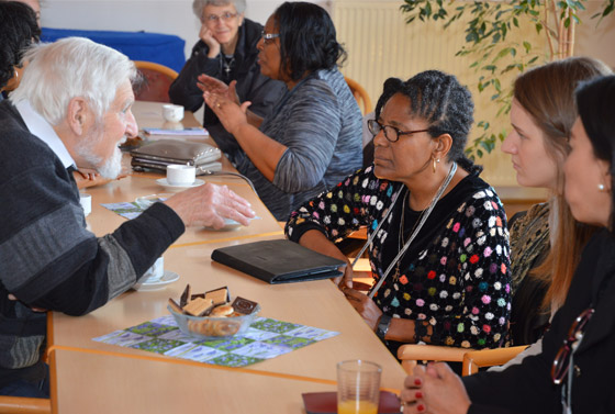 Mitglieder der internationalen Kommission für Diakonie und gesellschaftspolitische Verantwortung hören beim Besuch der EmK-Gemeinde in Berlin-Marzahn aufmerksam zu.