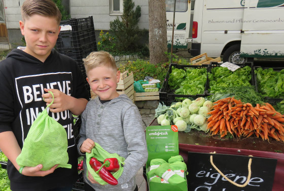 Nachhaltig einkaufen: mit einem neu entwickelten Gemüsenetz wird der Umstieg von der Plastiktüte gefördert. Die Idee stammt von einem Kirchenglied der EmK-Gemeinde Albstadt.