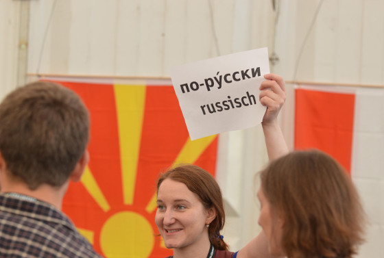 Jeden Vormittag wird zu »Staunen!«-Gruppen eingeladen. Die Sprache ist natürlich wichtig, um sich unterhalten zu können. Hier die Leiterin der russischen Sprachgruppe.