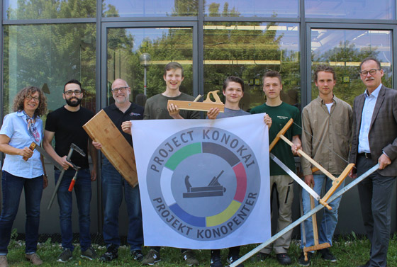 Schüler der Gewerblichen Schule Waiblingen (GSWN) vor ihrer Abreise zum Arbeitseinsatz, zusammen mit Unterstützern.